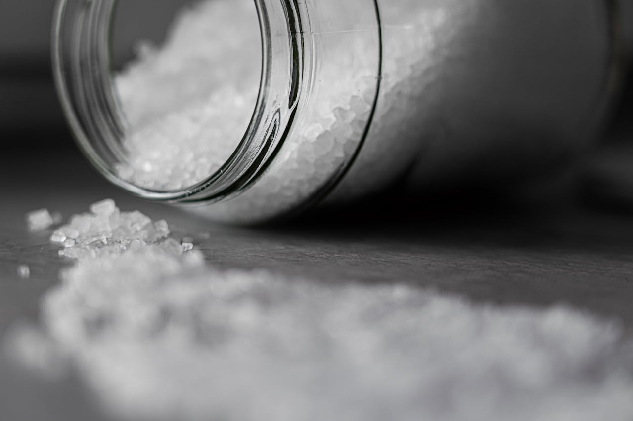 Strooizout tegen onkruid en hoe je het kunt gebruiken