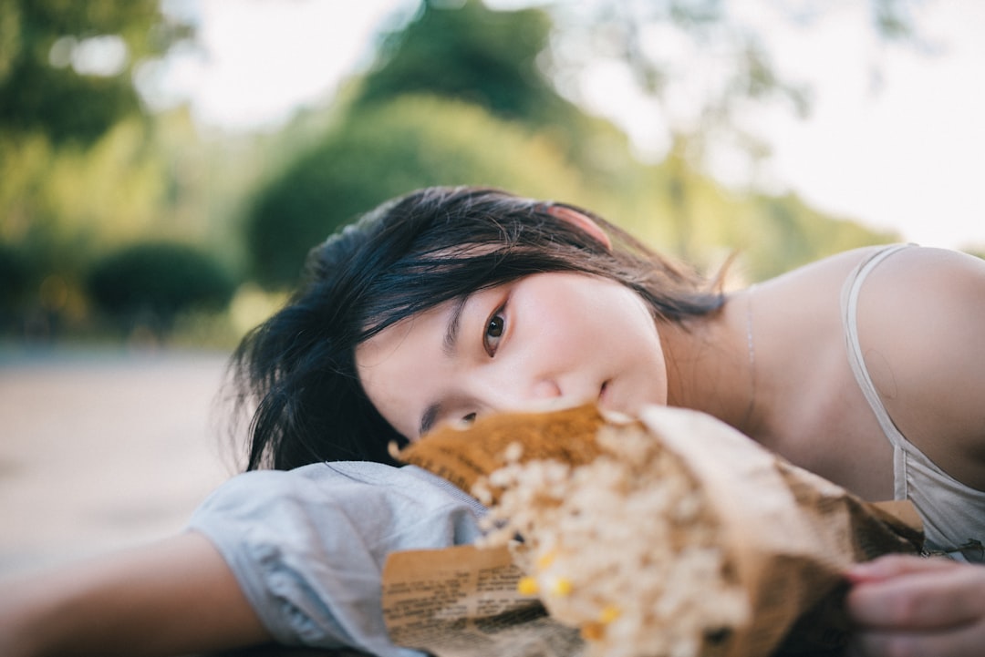 Buikpijn na eten: veelvoorkomende oorzaken en fijne tips